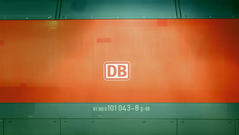 Das Logo der Deutschen Bahn auf dem roten Hintergrund einer Lokomotive